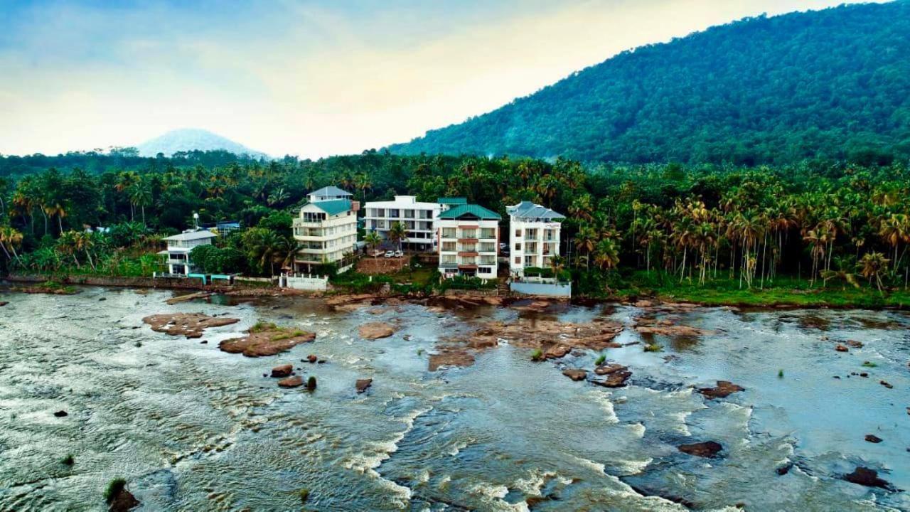 Athirapilly River Resort Athirappilly Buitenkant foto