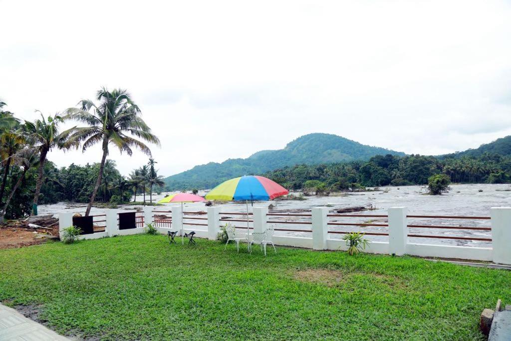 Athirapilly River Resort Athirappilly Buitenkant foto