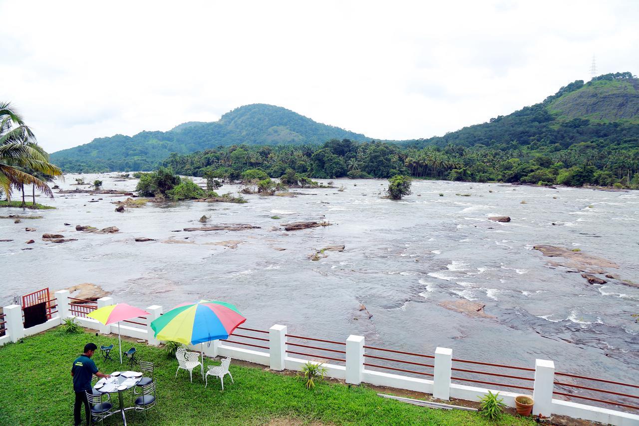 Athirapilly River Resort Athirappilly Buitenkant foto
